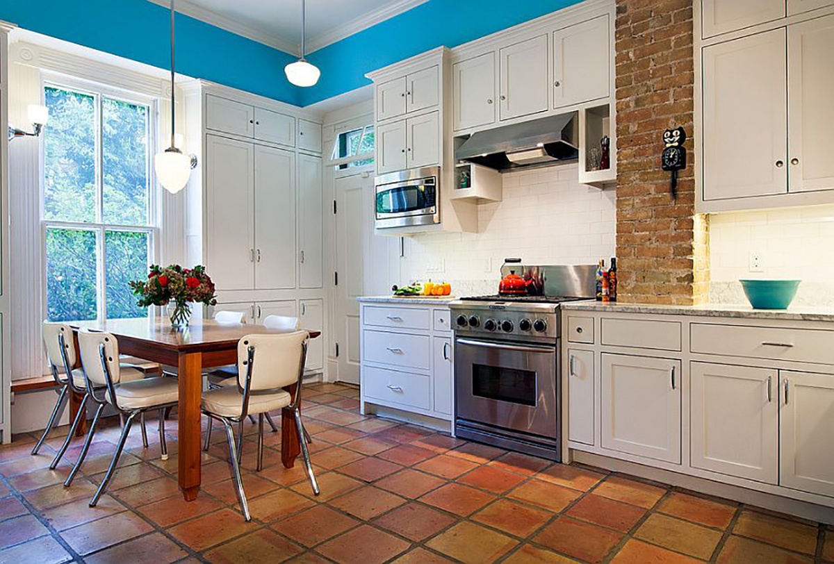 Кухня в кафеле от пола до потолка дизайн фото