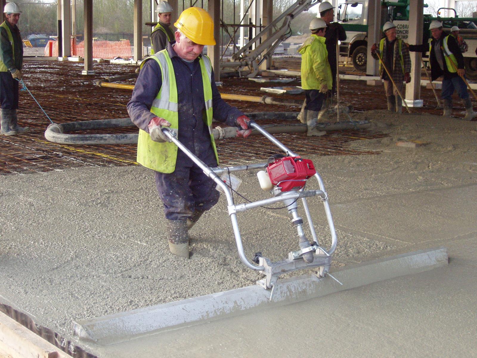Смесь вибратора. Виброрейка для уплотнения бетона. Приспособления для заливки бетона. Виброрейка для укладки бетона. Уплотнение бетона.