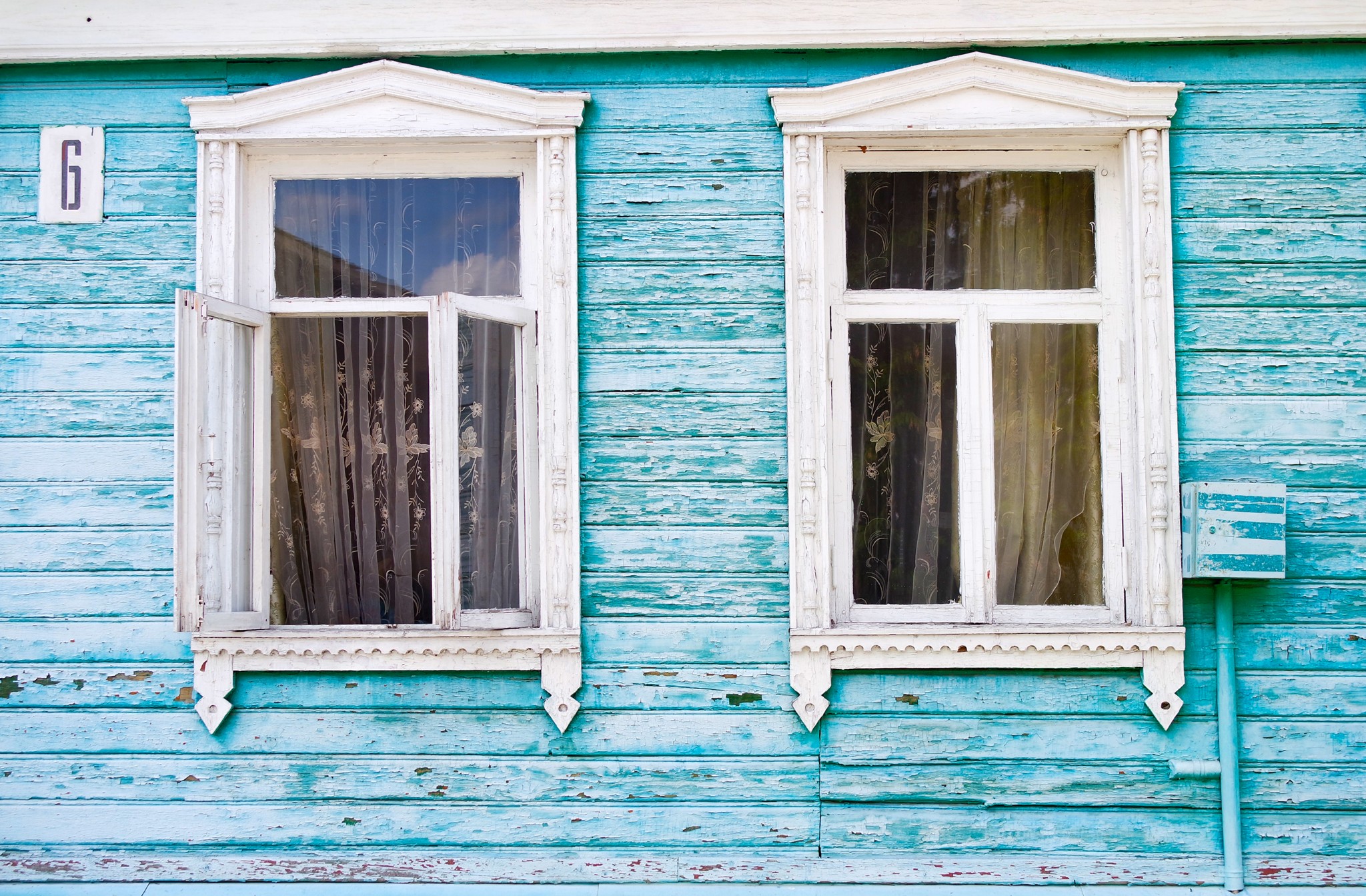 Пластиковые окна в старых домах. Старое окно. Окно в деревенском доме. Окно деревянное старинное. Окно в Старом деревенском доме.