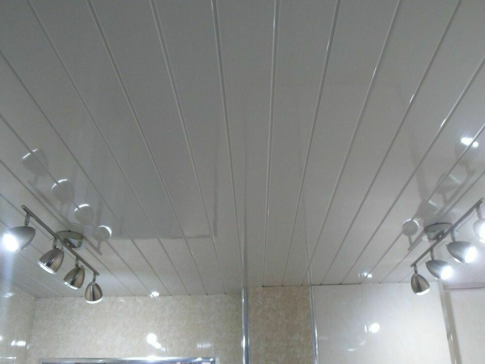 Потолок в ванной из пластиковых панелей фото в ванной